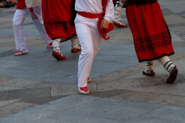 Açık hava festivalinde Bask halk dansı sergisi