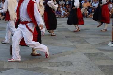 Açık hava festivalinde Bask halk dansı sergisi