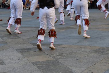 Açık hava festivalinde Bask halk dansı sergisi