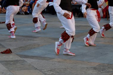 Açık hava festivalinde Bask halk dansı sergisi