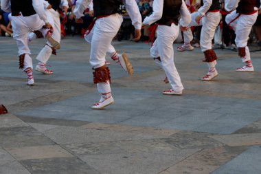 Açık hava festivalinde Bask halk dansı sergisi