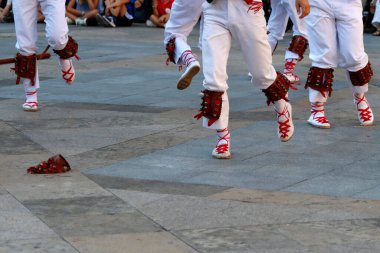 Açık hava festivalinde Bask halk dansı sergisi
