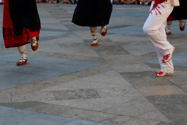 Açık hava festivalinde Bask halk dansı sergisi