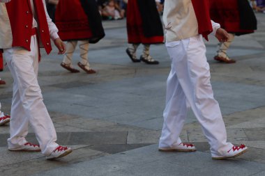 Açık hava festivalinde Bask halk dansı sergisi