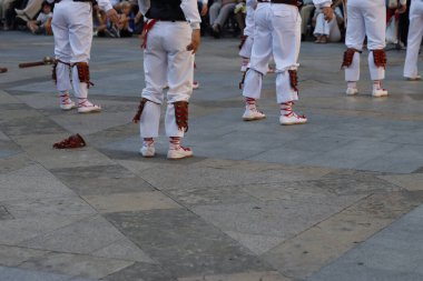 Açık hava festivalinde Bask halk dansı sergisi