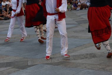 Açık hava festivalinde Bask halk dansı sergisi