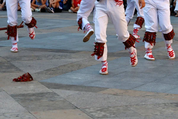 Açık hava festivalinde Bask halk dansı sergisi