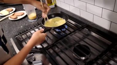 Japon omleti pişiriyorum.