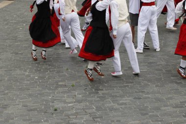 Bir sergi sırasında sokakta Bask halk dansçıları
