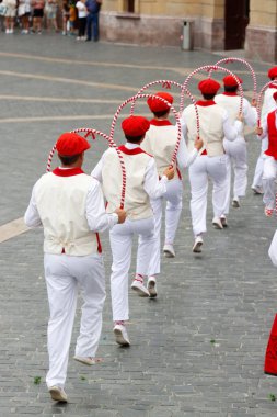 Bir sergi sırasında sokakta Bask halk dansçıları