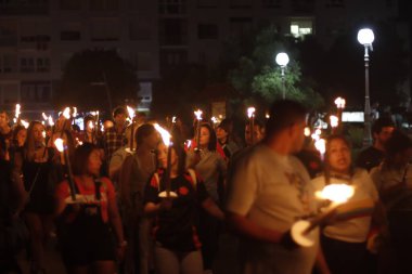 Bir yaz etkinliğinde kalabalık ve yangın