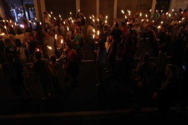 Bir yaz etkinliğinde kalabalık ve yangın