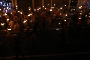 Bir yaz etkinliğinde kalabalık ve yangın