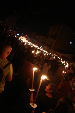 Bir yaz etkinliğinde kalabalık ve yangın