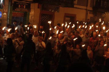 Bir yaz etkinliğinde kalabalık ve yangın