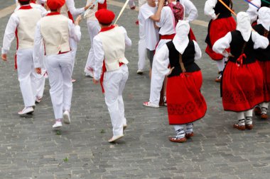 Açık hava festivalinde Bask halk dansı sergisi