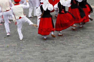 Açık hava festivalinde Bask halk dansı sergisi
