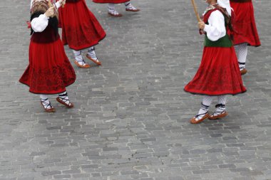 Açık hava festivalinde Bask halk dansı sergisi