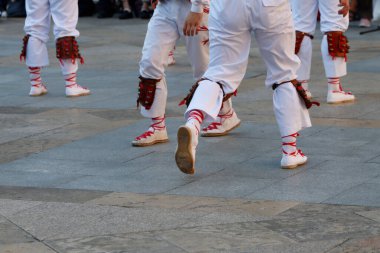 Bir açık hava festivalindeki sergi sırasında bir grup Bask halk sanatçısı