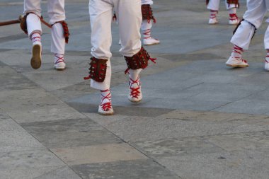 Bir açık hava festivalindeki sergi sırasında bir grup Bask halk sanatçısı