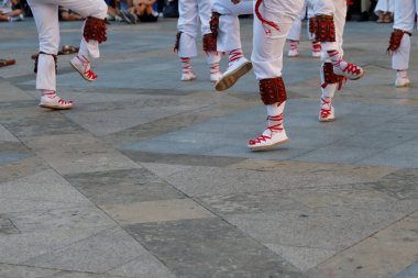 Bir açık hava festivalindeki sergi sırasında bir grup Bask halk sanatçısı