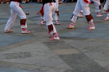 Bir açık hava festivalindeki sergi sırasında bir grup Bask halk sanatçısı