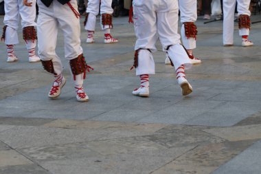 Bir açık hava festivalindeki sergi sırasında bir grup Bask halk sanatçısı
