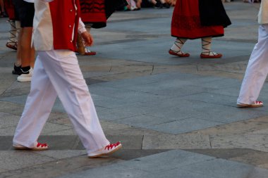Bir açık hava festivalindeki sergi sırasında bir grup Bask halk sanatçısı