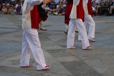 Bir açık hava festivalindeki sergi sırasında bir grup Bask halk sanatçısı