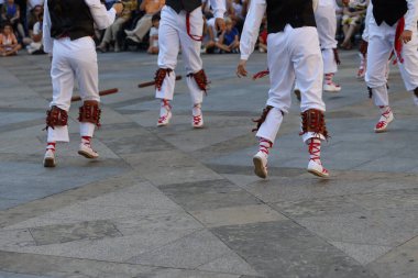 Bir açık hava festivalindeki sergi sırasında bir grup Bask halk sanatçısı