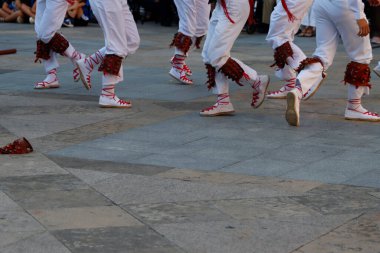 Bir açık hava festivalindeki sergi sırasında bir grup Bask halk sanatçısı