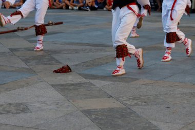 Bir açık hava festivalindeki sergi sırasında bir grup Bask halk sanatçısı