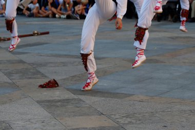 Bir açık hava festivalindeki sergi sırasında bir grup Bask halk sanatçısı