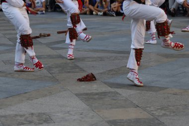 Bir açık hava festivalindeki sergi sırasında bir grup Bask halk sanatçısı