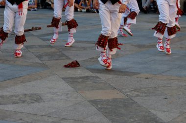 Bir açık hava festivalindeki sergi sırasında bir grup Bask halk sanatçısı
