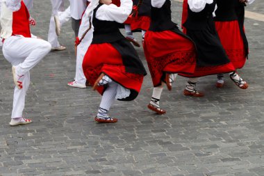  Bir gösteri sırasında Bask halk dansçıları
