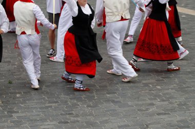  Bir gösteri sırasında Bask halk dansçıları
