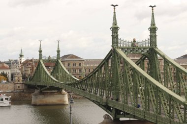 Budapeşte 'de Tuna Nehri üzerindeki köprü