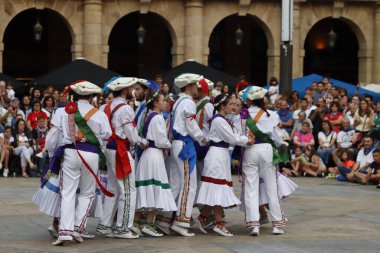 Açık hava festivalinde Bask halk dansı sergisi