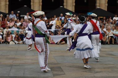 Açık hava festivalinde Bask halk dansı sergisi