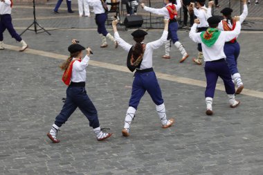 Bask halk dansı gösterisi