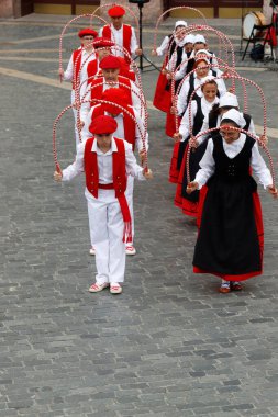 Bask halk dansı gösterisi