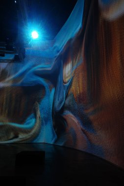 Sanat müzesini ziyaret et.