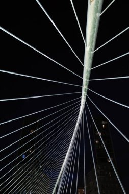 Geceleri Bilbao 'da modern köprü
