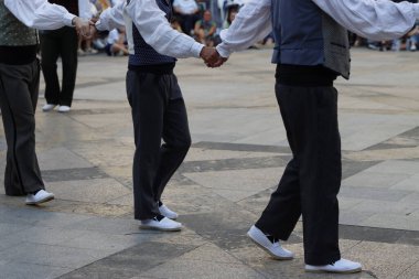 Bask halk dansı gösterisi