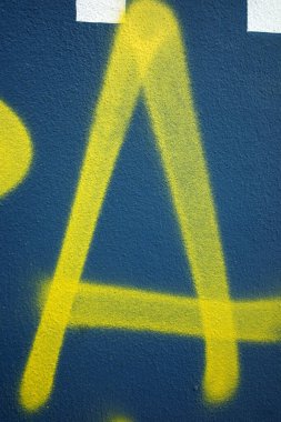 Mavi arkaplanda sarı harf