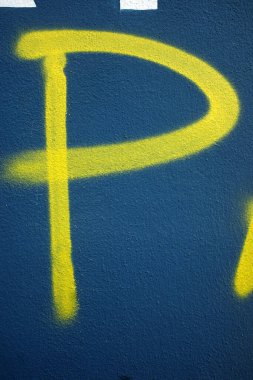 Mavi arkaplanda sarı harf