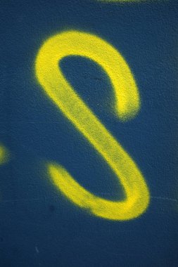 Mavi arkaplanda sarı harf