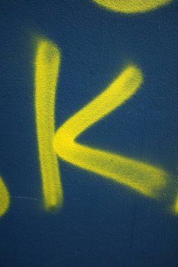 Mavi arkaplanda sarı harf