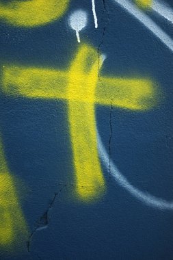 Mavi arkaplanda sarı harf